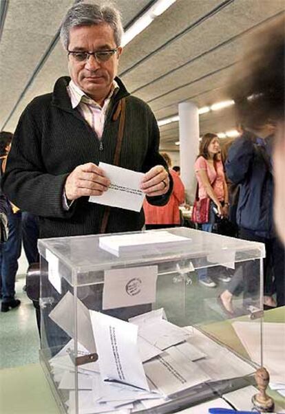 El candidato de ICV-EUiA a la presidencia de la Generalitat, Joan Saura, ha asegurado al acudir a votar que tiene los nervios "de un niño en la noche de Reyes", en la que "sabes que al día siguiente tendrás un regalo seguro, pero lo que quieres saber de verdad es cuánto de grande será".