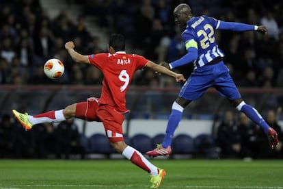 El jugador del Sevilla Carlos Bacca, con Mangala del Oporto.