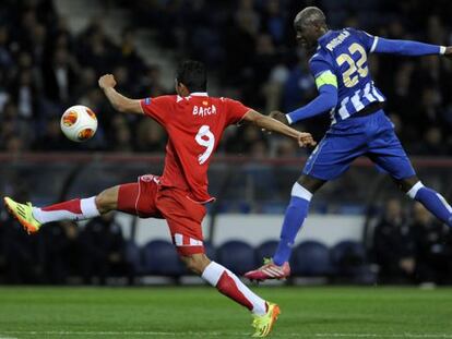 El jugador del Sevilla Carlos Bacca, con Mangala del Oporto.