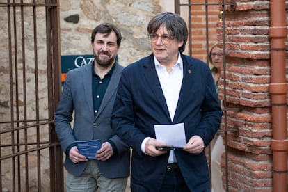 Los eurodiputados Antoni Comín (izquierda) y Carles Puigdemont en Ribesaltes (Francia) el 1 de marzo.