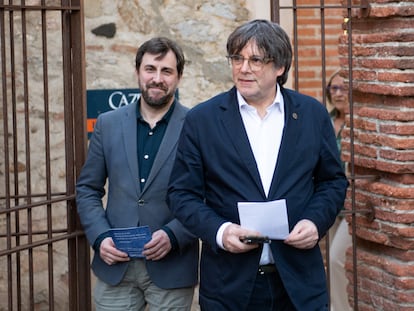 Los eurodiputados Antoni Comín (izquierda) y Carles Puigdemont en Ribesaltes (Francia) el 1 de marzo.