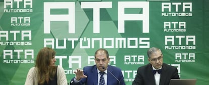 La vicepresidenta de ATA, Celia Ferrero; el presidente, Lorenzo Amor, y el economista José Antonio Herce.