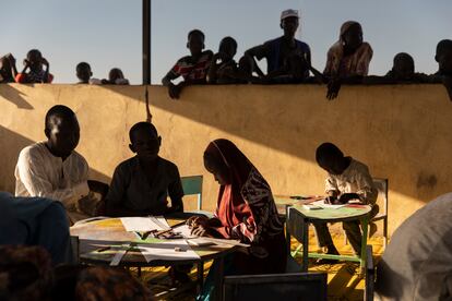 En el campo de refugiados de Dar es Salam existe un lugar llamado Espacio Amigo de la Infancia, donde los menores de edad pueden acudir a jugar, dibujar o hacer deporte. En la imagen, Roukaya participa en una clase de dibujo con otros niños y niñas.   