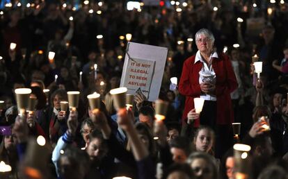 Manifestantes sostienen pancartas y velas en Sídney (Australia), en memoria del niño sirio Aylan Kurdi, ahogado el jueves pasado cerca de la costa de Turquía .