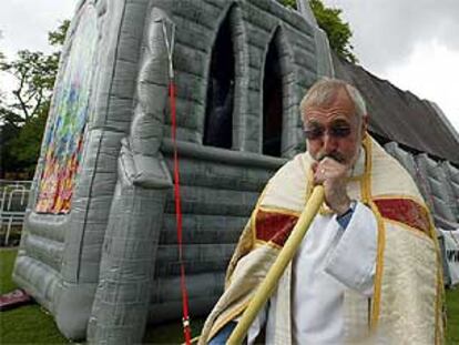 Primera iglesia hinchable del mundo