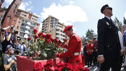 Miembros de la Ertzaintza, de la Policía Nacional, representantes del Gobierno Vasco y de todos los partidos políticos y vecinos han asistido a la concentración en recuerdo de Miguel Ángel Blanco en Ermua.