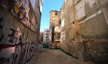 De la muralla àrab sobreviu poc més que una torre mig enrunada, al costat del carrer d’En Borràs, en ple cor del barri del Carme.