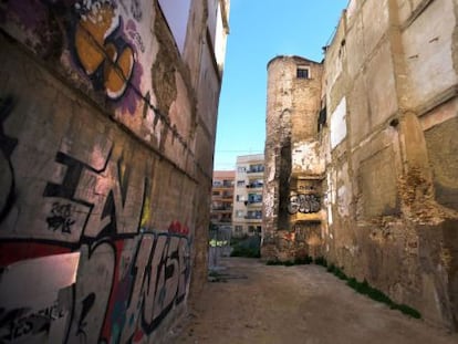 De la muralla àrab sobreviu poc més que una torre mig enrunada, al costat del carrer d’En Borràs, en ple cor del barri del Carme.