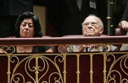 Almudena Grandes y Santiago Carrillo asisten desde la tribuna de invitados a la aprobación de la ley de memoria histórica en el pleno del Congreso de los Diputados, en octubre de 2007.