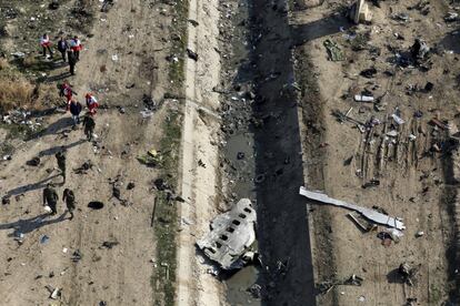 Los trabajadores de rescate en la escena donde un avión ucraniano se estrelló en Shahedshahr, al suroeste de la capital, Teherán (Irán), el 8 de enero.