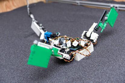 &quot;Muddybot&quot;, el robot que utiliza los principios locomotores del pez del fango para moverse por superficies granulares, tiene dos aletas y una cola que se mueven gracias a un motor el&eacute;ctrico.