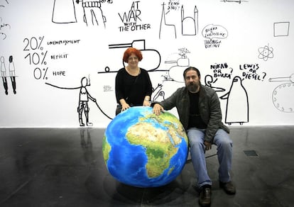 Dan y Lia Perjovschi, junto a sus obras en el Espai d&#39;Art Contemporani de Castell.