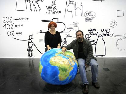 Dan y Lia Perjovschi, junto a sus obras en el Espai d'Art Contemporani de Castelló.