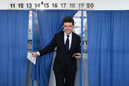 Nicusor Dan, presidente electo de Rumania, sale de la cabina tras depositar su voto en las elecciones de este domingo.