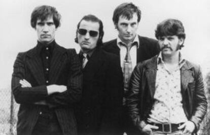 Dr Feelgood, la banda de Johnson, primero por la izquierda, y Lee Brilleaux (tercero), en una foto de los setenta.