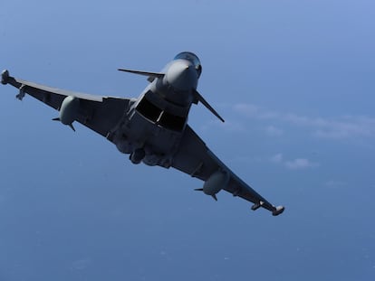 En la imagen, un avión eurofighter durante unas maniobras militares en Canarias el pasado día 21 de octubre.