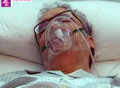 Abdelbaset Ali al Megrahi, en esta foto difundida el 31 de agosto, yace una cama de un hospital de Trípoli