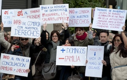 Los trabajadores de los centros comerciales y grandes almacenes, protestan en la plaza Los Pinazo.