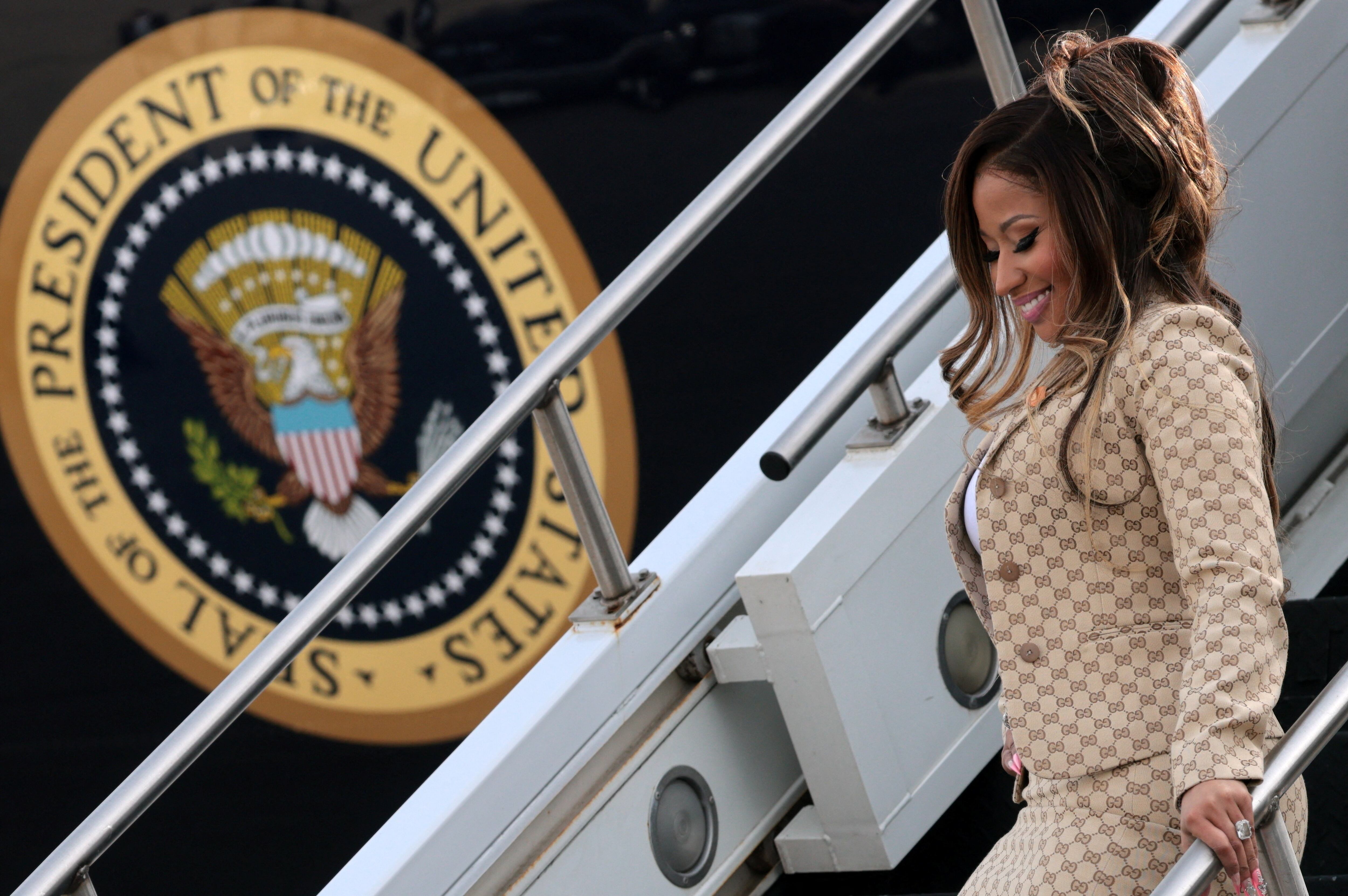 Nicki Minaj sube al ‘Air Force One’ con Trump para acompañarle a un mitin en el que el presidente elogia su “culo precioso”