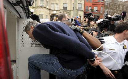 Clooney, esposado al ser detenido en una protesta frente a la Embajada sudanesa en Washington, en marzo de 2012.