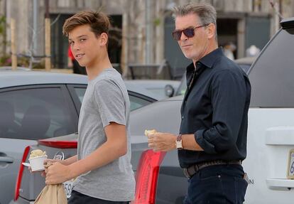 Pierce Brosnan y su hijo Paris en Malibú en marzo de 2015.