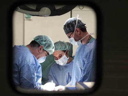 Una intervenció quirúrgica de trasplantament de fetge.