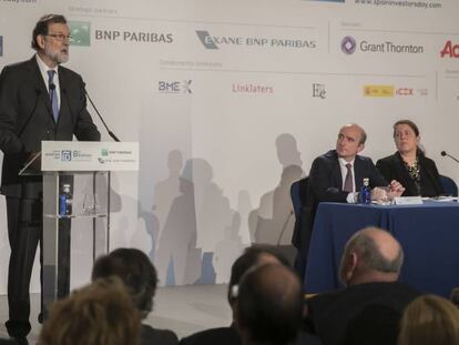 El presidente del Gobierno, Mariano Rajoy, hablando ante los inversores