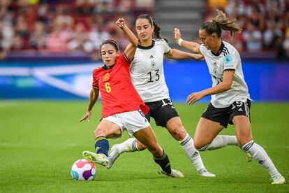 Aitana Bonmati juega el balón ante Dabritz durante el partido entre España y Alemania este martes en la segunda jornada de la fase de grupos de la Eurocopa Femenina.