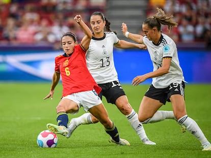 Aitana Bonmati juega el balón ante Dabritz durante el partido entre España y Alemania este martes en la segunda jornada de la fase de grupos de la Eurocopa Femenina.