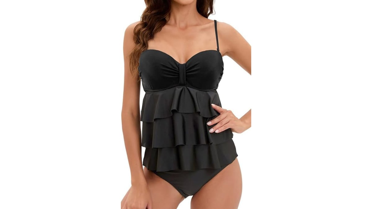 Bañador negro con diseño con volantes.