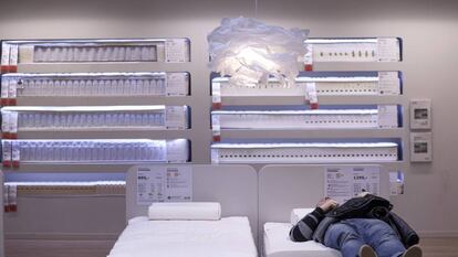 Un cliente prueba un colchón en una tienda de Ikea en Poznan, Polonia. 