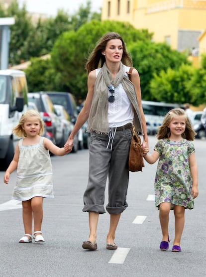 En 2010, doña Letizia paseando por las calles de Palma de la mano de sus hijas, Leonor y Sofía.