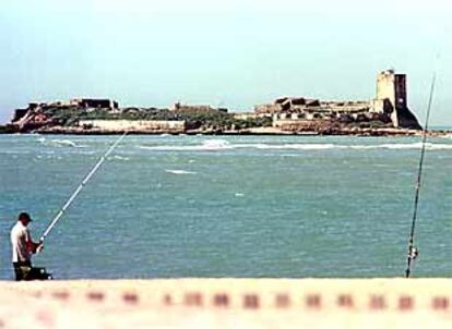 Un pescador, frente a la isla de Sancti Petri.