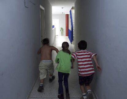 Niños corriendo en un pasillo del edificio donde vivían los menores acogidos por la Junta por abandono.