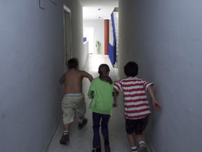 Niños corriendo en un pasillo del edificio donde vivían los menores acogidos por la Junta por abandono.