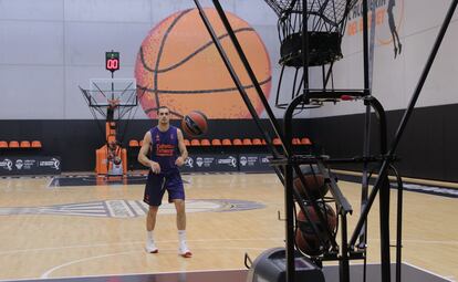 Abalde, del Valencia Basket, en su práctica de tiro con una máquina dispensadora de balones