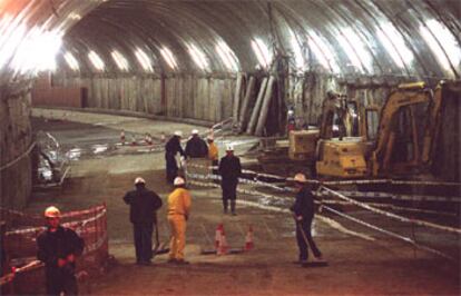 Algunos operarios trabajaban en el túnel de la calle de María de Molina, que será inaugurado a principios de abril.
