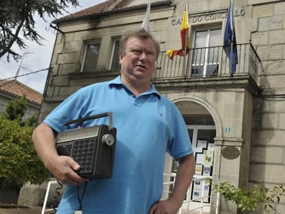 Eduardo Carnero con su viejo magnetofón.