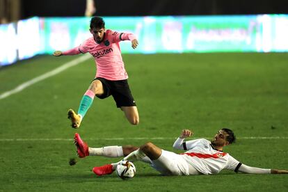 Trincão trata de zafarse de un rival del Rayo.