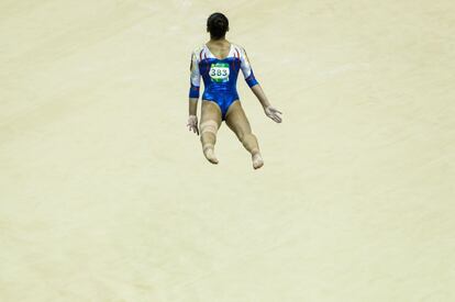 La gimnasta Diana Laura Bulimar realiza un ejercicio de suelo durante una prueba clasificatoria para los Juegos Olímpicos de 2016 en el Arena Olímpica de Río.