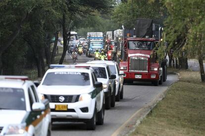 Camiones con ayudas de USAID para Venezuela, escoltados por la policía de Colombia, se aproximan a las bodegas del puente fronterizo de Tienditas, en la ciudad colombiana de Cúcuta.