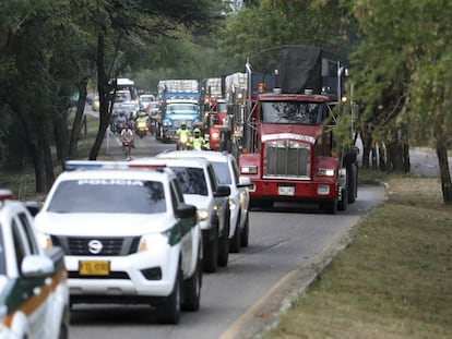 Camiones con ayudas de USAID para Venezuela, escoltados por la policía de Colombia, se aproximan a las bodegas del puente fronterizo de Tienditas, en la ciudad colombiana de Cúcuta.
