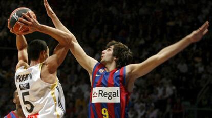 El base argentino del Real Madrid, Pablo Prigioni, intenta superar la defensa de Ricky Rubio.