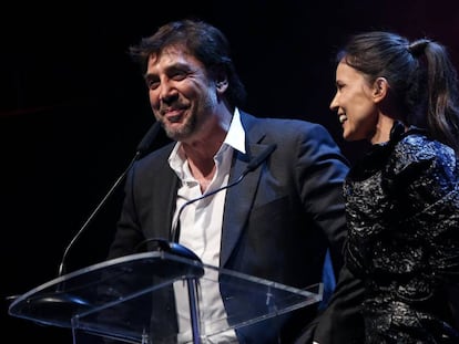 Javier Bardem y Elena Anaya durante la gala.