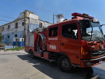 Un camión de bomberos, frente a la Penitenciaría Nacional en Puerto Príncipe, la mayor cárcel de Haití.