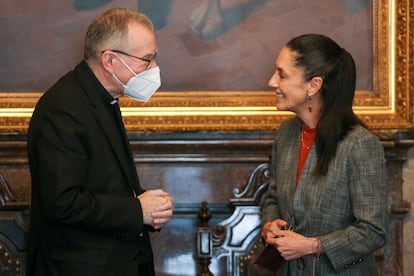 El cardenal Pietro Parolin habla con la jefa de Gobierno de Ciudad de México, Claudia Sheinbaum