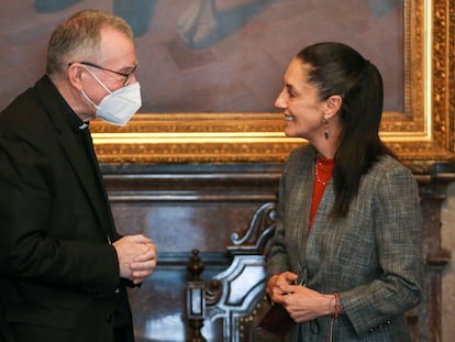 El cardenal Pietro Parolin habla con la jefa de Gobierno de Ciudad de México, Claudia Sheinbaum, este lunes.