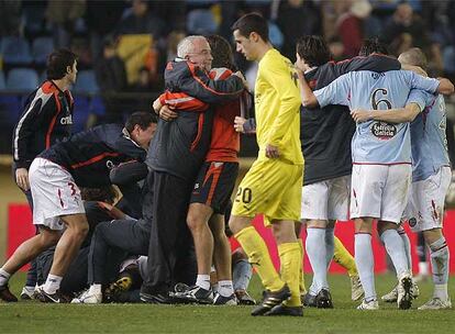 Los jugadores del Celta festejan la clasificación ante la desolación de Marcano.