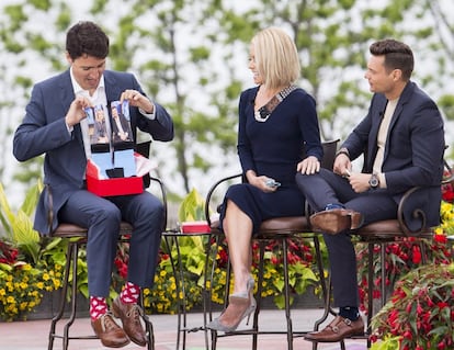 <p>El estilo del primer ministro canadiense es bastante alejado al del resto de líderes políticos. Sus trajes siempre están hechos a medida y resaltan su atlética figura. Pero sobre todo el político ha dejado de lado los antiguos códigos que, aún, siguen rigiendo la vestimenta de los mandatarios. </p> <br> <p> <p>El pasado 5 de junio utilizó unos calcetines bastante patrióticos. Rojos y estampados con la famosa hoja de maple. Los lució en el programa de televisión Live with Kelly and Ryan.</p> <br> <p>