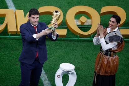 El exportero de la selección española de fútbol Iker Casillas levanta el trofeo del Mundial de Qatar 2022, antes de la final entre Argentina y Francia en el estadio de Lusail (Qatar). 
